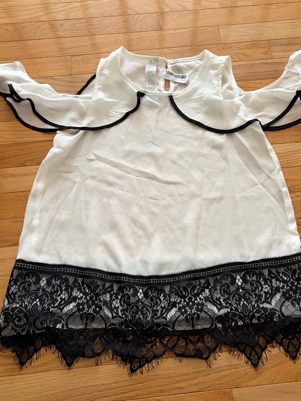 Women’s White Cold-Shoulder top with Black Lace Trim - size Medium NWT - Picture 3 of 6